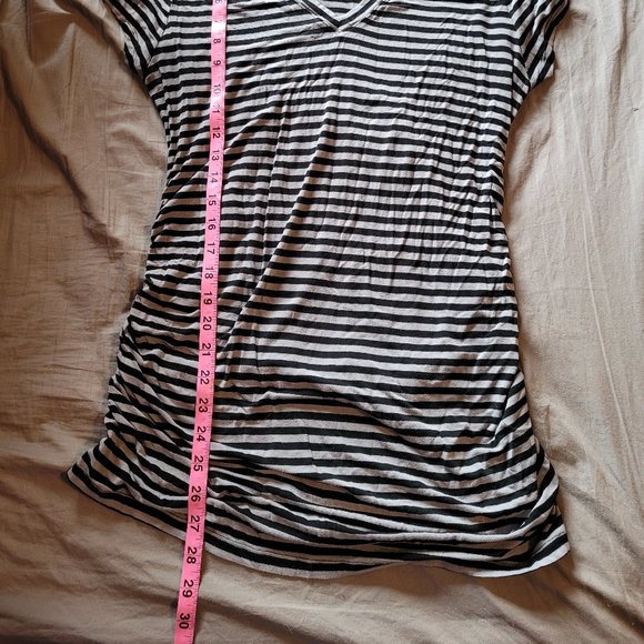 Medium Liz Lange Maternity Striped V-Neck Side-Ruched Tee - Picture 6 of 7